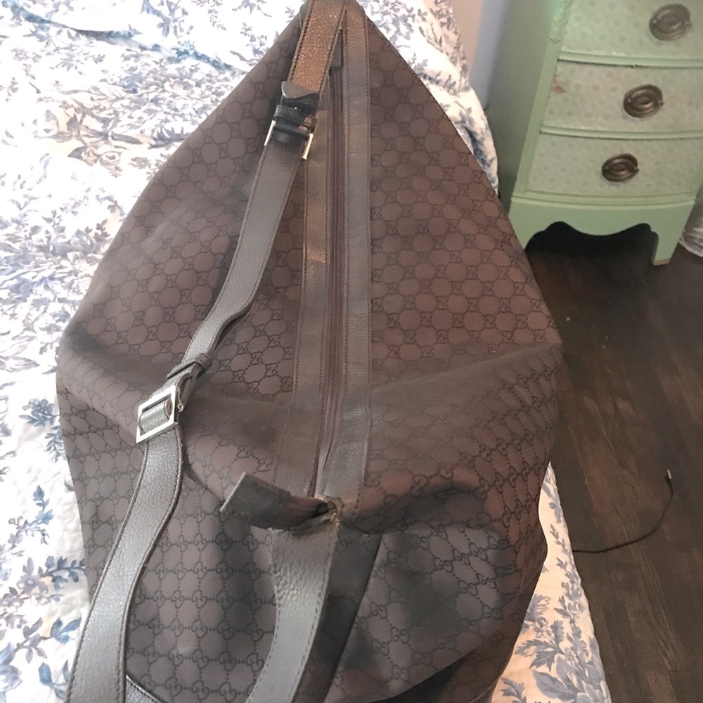 Nice newer Gucci travel bag